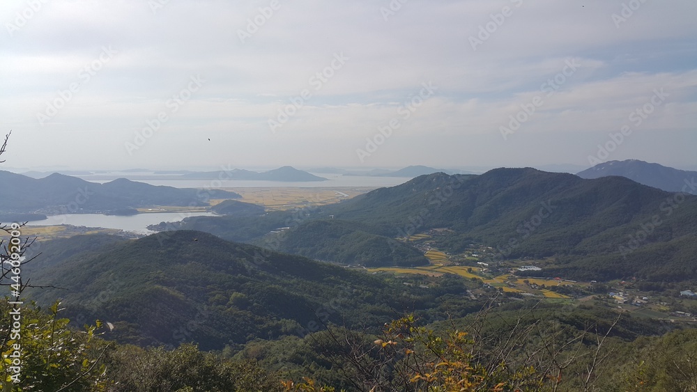 한국 산 정상에서 바라본 풍경