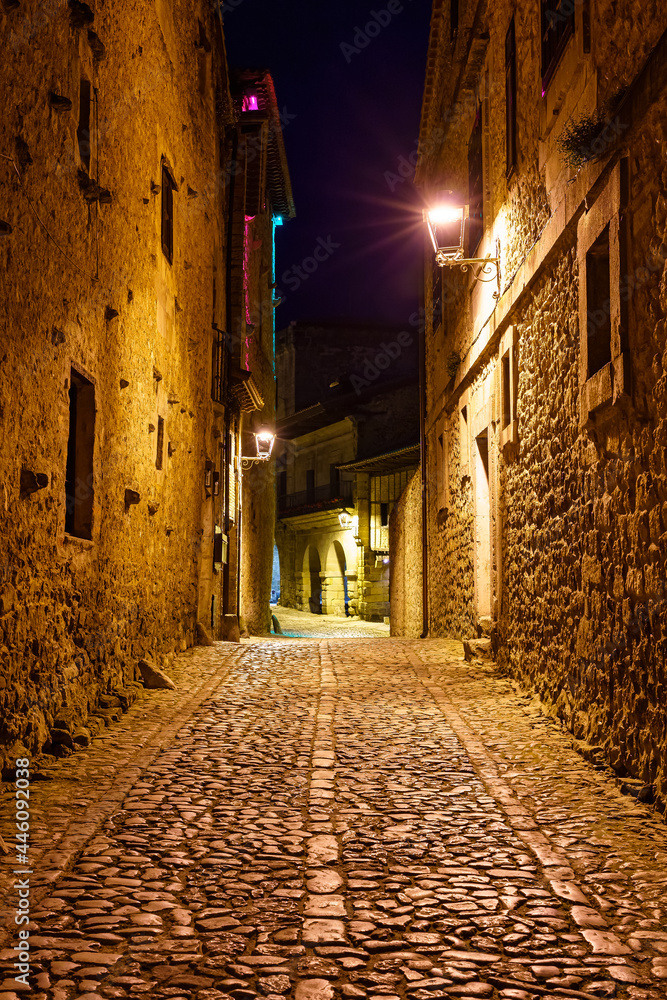 Obraz premium Narrow alley in ancient stone village at night. Santillana del Mar, Santander.