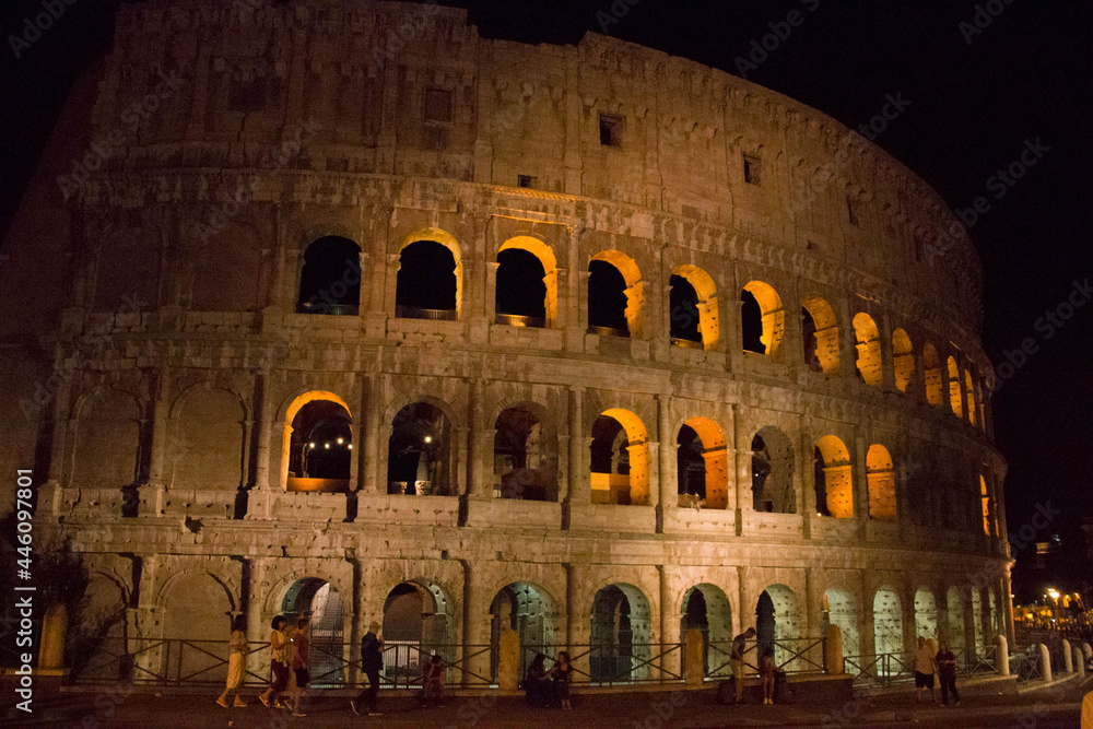Coliseo romano a las luces de la noche