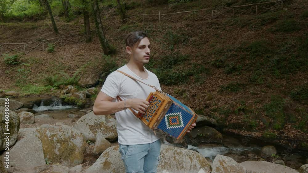 Giovane ragazza suona calabrese in montagna Stock ビデオ