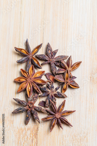 Star anise star anise on a wooden board. Flatlay foto