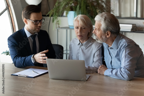 Canvastavla Older clients consulting agent, broker about house selling, medical insurance terms, trust fund investment, meeting at laptop in office