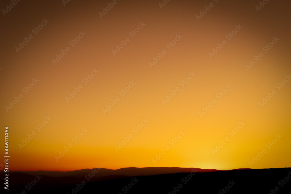 Obraz premium Background of a golden and red sunset in the mountain