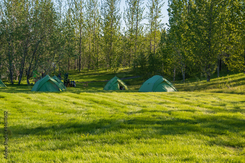 Grüne Zelte auf einer Wiese in Haukadalur auf Island.
