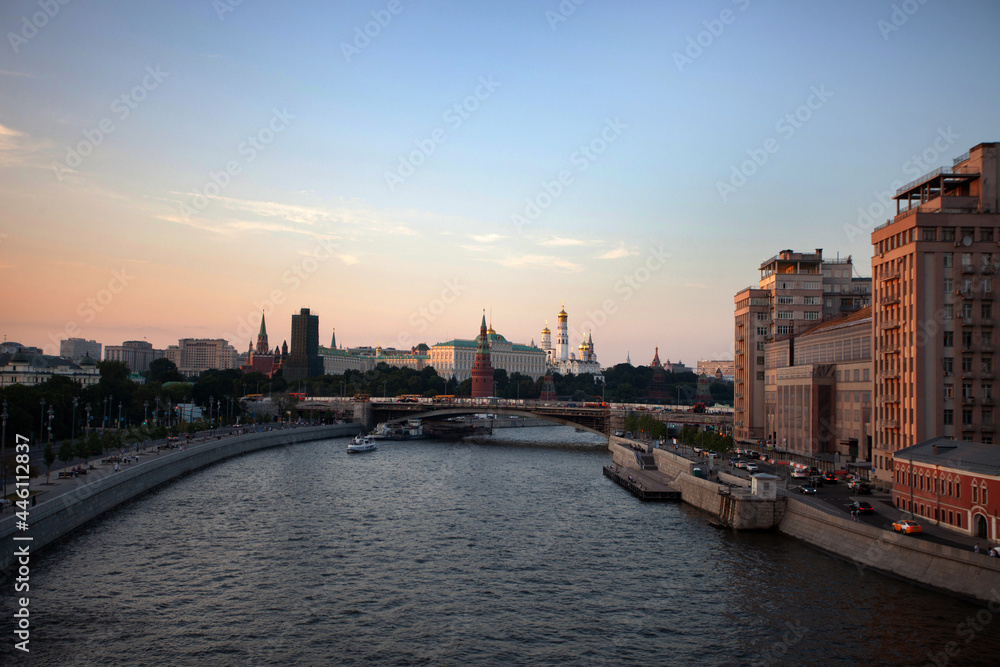 Naklejka premium View of the Moscow River from the Patriarshy Bridge