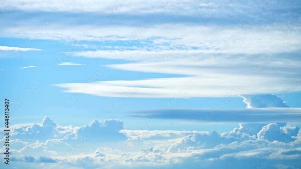 真っ青な夏空に浮かぶ積乱雲 4K UHD 真っ青な夏空に浮かぶ積乱雲 4K UHD