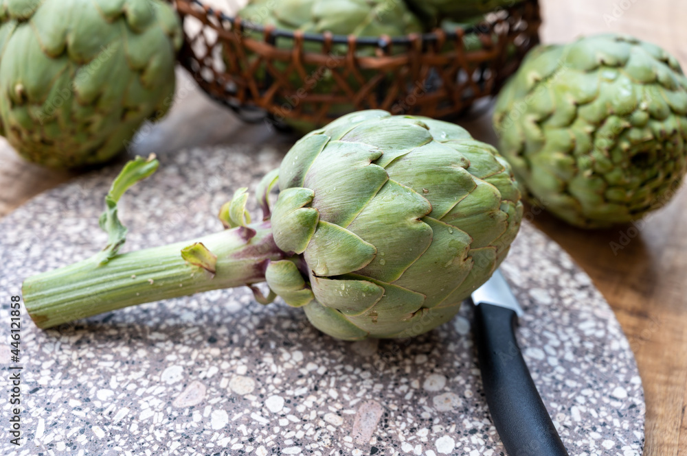 Obraz premium Fresh ripe green artichokes heads ready to cook