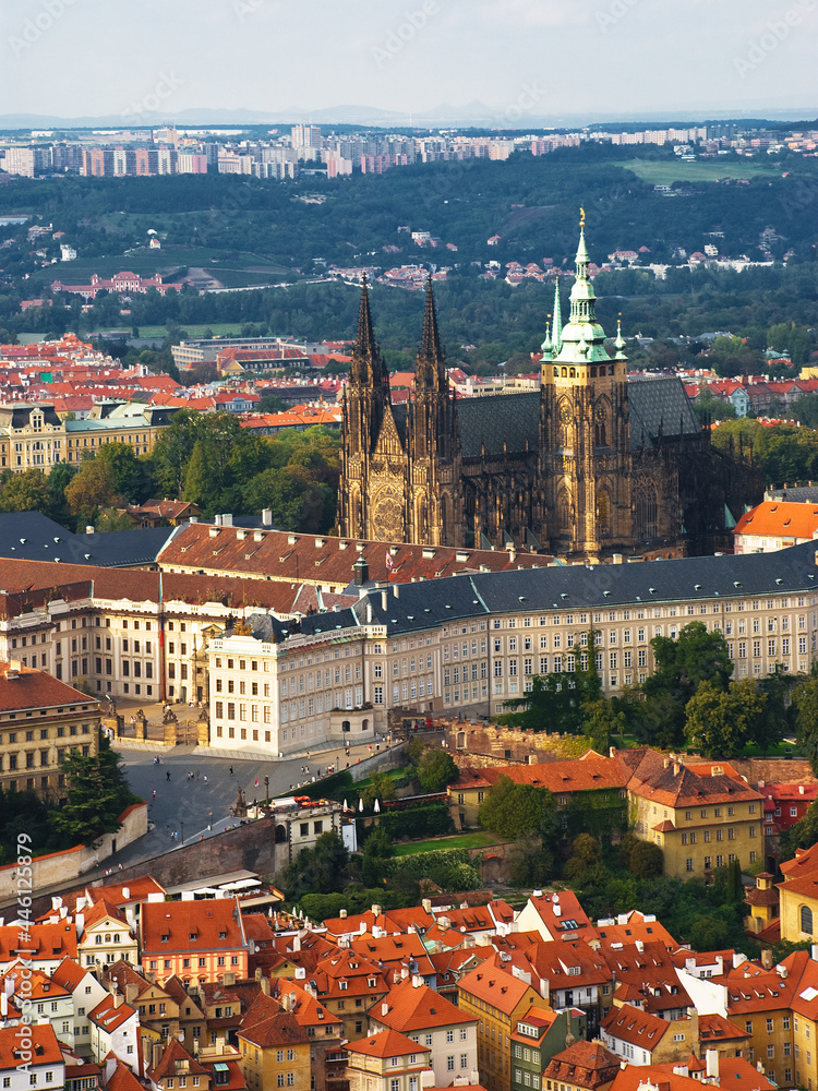 Obraz premium Summer view of the sunlit Prague Castle (Prazsky Hrad) and St. Vitus Cathedral