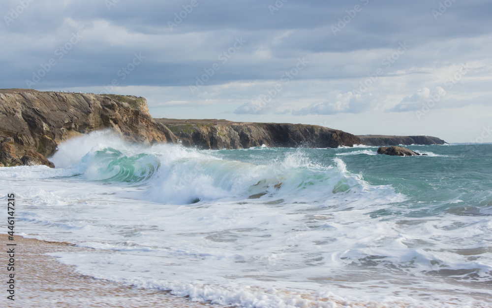 Vagues au bord de la plage en Bretagne avec eau turquoise