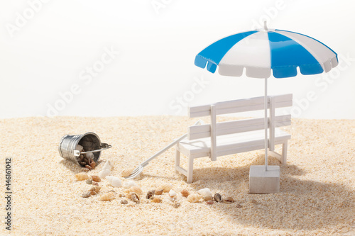 Fototapeta Naklejka Na Ścianę i Meble -  潮干狩りへ夏の砂浜と白いベンチとビーチパラソル