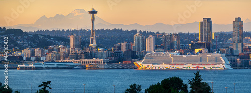 Obraz na plátne High Resolution Seattle Panorama With Mount Baker and Elliot Bay with an Anchore