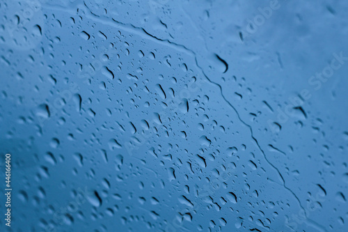 Vidrio mojado con fondo azul. Humedad en ventana
