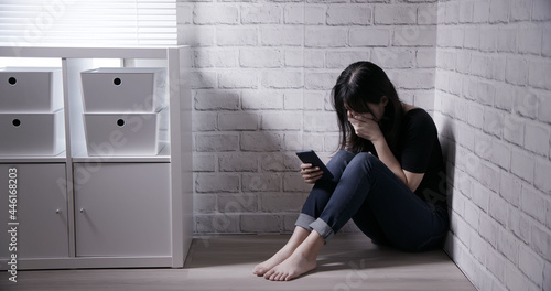 Εκτύπωση καμβά Asian girl suffer cyberbullying