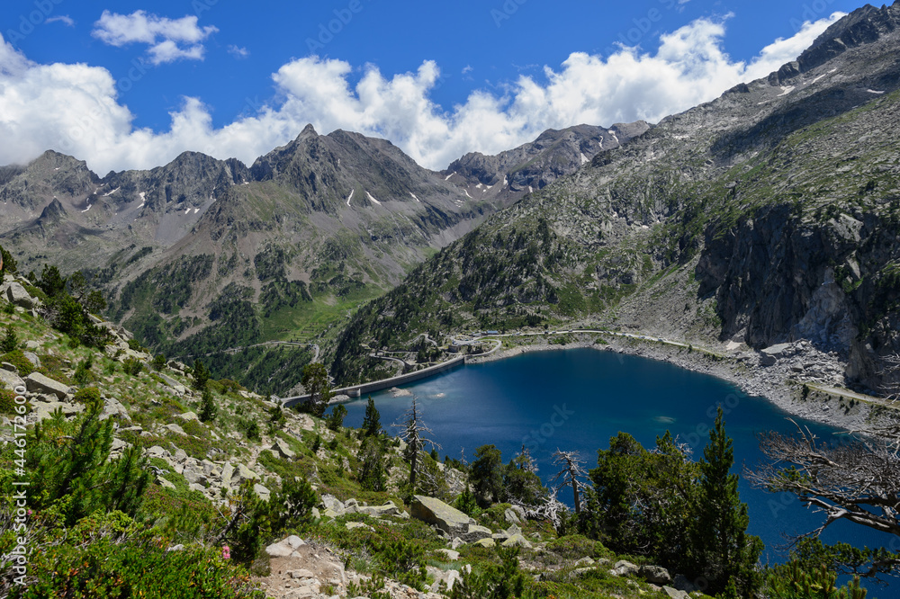 Lac et montagne du massif du Neouvielle dans les Pyrénées
