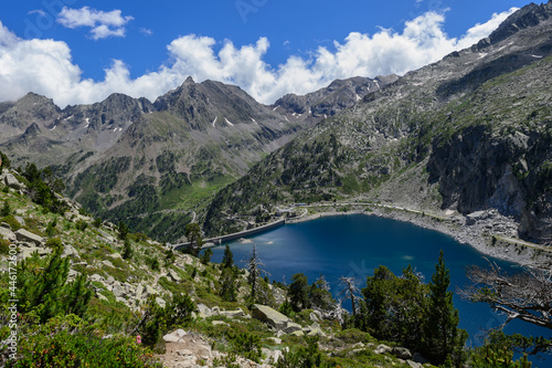 Lac et montagne du massif du Neouvielle dans les Pyrénées © Obatala-photography