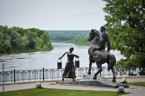 Konstfotografi Gregory and Aksinya sculptures in Vyoshenskaya village, Rostov-on-Don region of