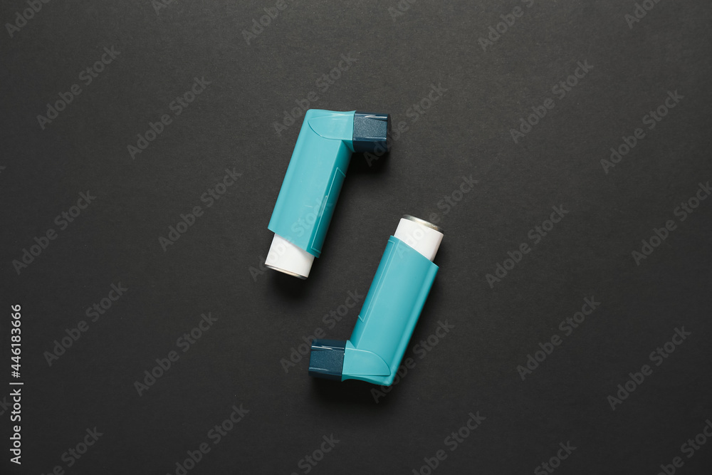 Naklejka premium Modern inhalers on dark background