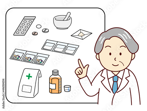 薬の説明をするシニア薬剤師