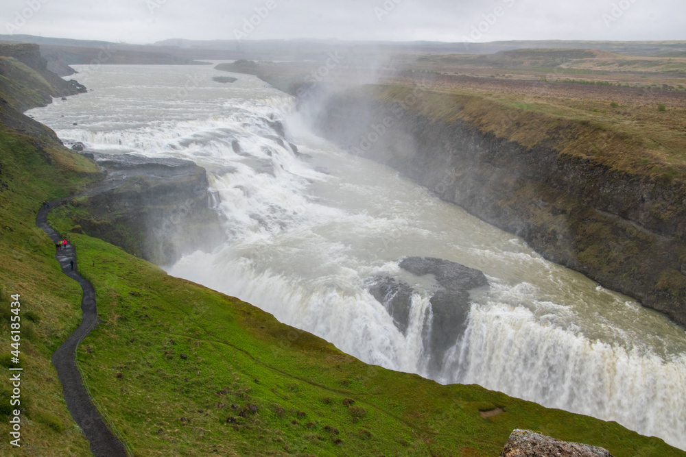 Der Gullfoss ist ein Wasserfall des Flusses Hvítá in Haukadalur im Süden Islands. Das Wasser des Hvítá-Flusses entspringt vom Gletscher Langjökull Der Gullfoss ist ein Wasserfall des Flusses Hvítá in Haukadalur im Süden Islands. Das Wasser des Hvítá-Flusses entspringt vom Gletscher Langjökull