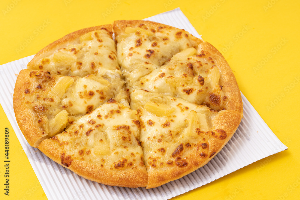 Delicious and enticing pulp cheese pizza Delicious and enticing pulp cheese pizza
