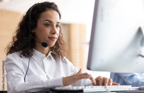 Photo Hispanic woman call center service support in headset