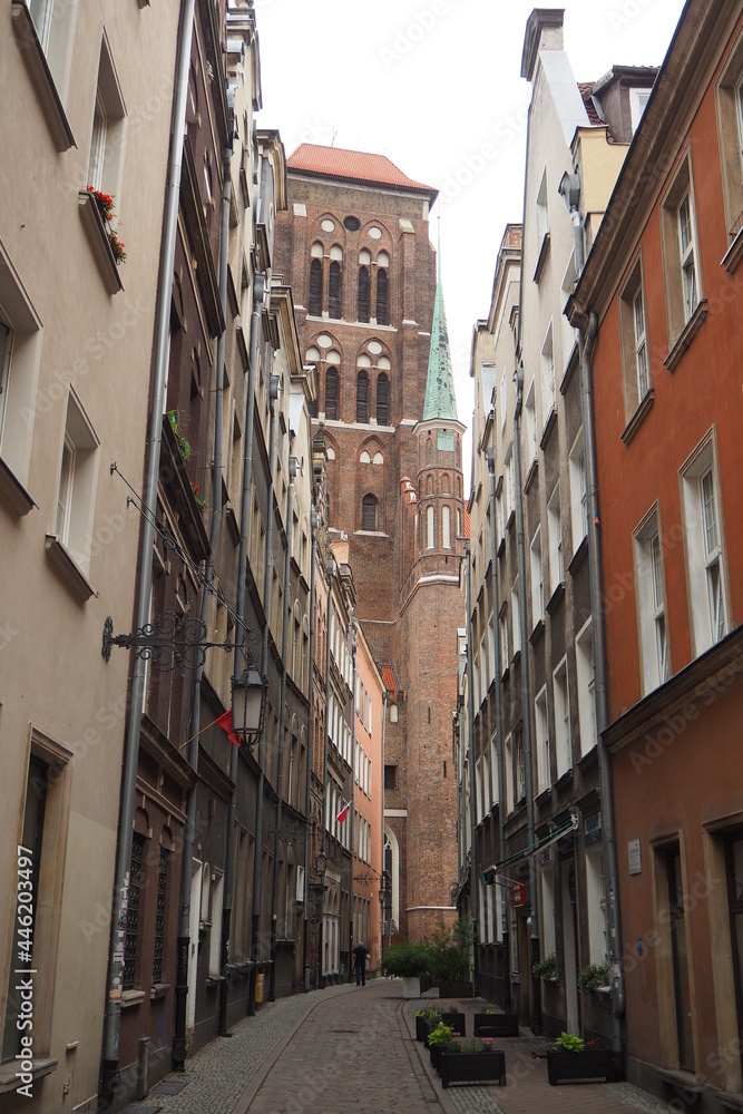 Wąska ulica w centrum Gdańska, Polska