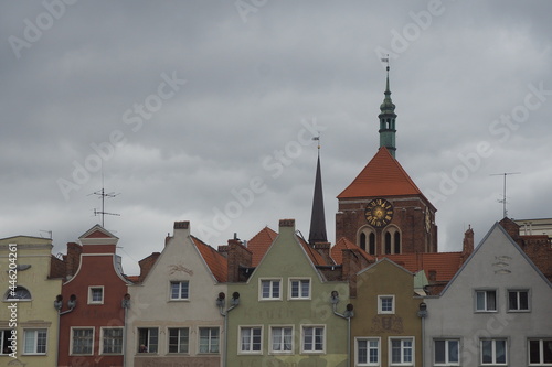 Dachy Gdańska na tle pochmurnego nieba, Polska