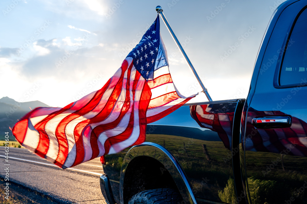USA flag sticking from the black pickup truck cargo in Bridgeport, California, USA - obrazy, fototapety, plakaty 