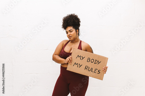Obraz na plátně Woman with signboard of My body my rules