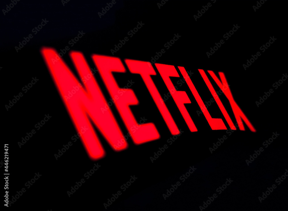El Logotipo De Netflix En La Pantalla De Tv Borrosa Y El Mando a Distancia  Con Un Botón Netflix Blanco En El Foco Principal. Conce Foto de archivo  editorial - Imagen de