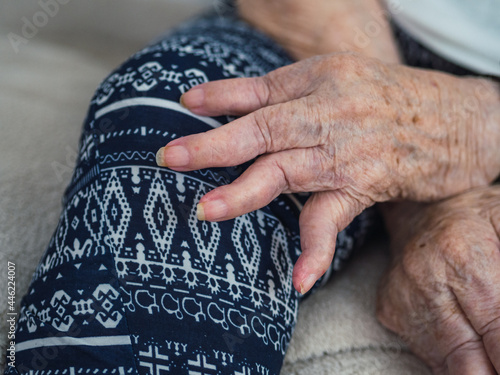 Foto Hands of an elderly woman with pain, stiffness and deformity due to osteoarthritis, inside a residence