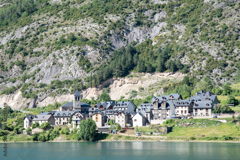 The Lanuza reservoir, located at the head of the Tena valley, a very small town of Lanuza where the “Southern Pyrenees” music festival is held. Typical houses of the Aragonese Pyrenees