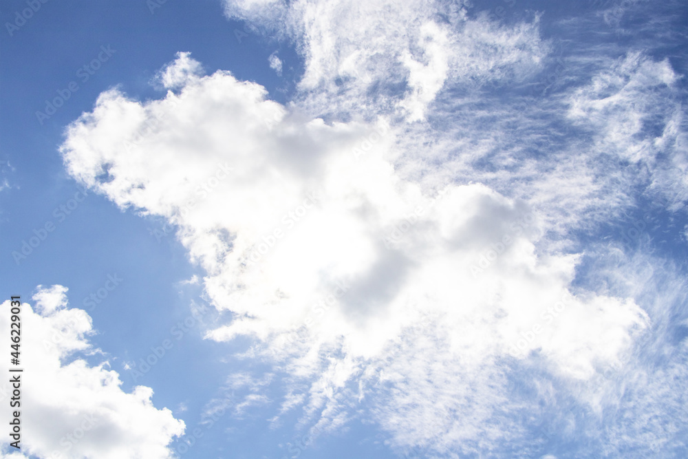 Obraz premium Sky blue and white big hunk cloud obscuring the sun beautiful with bright sunlight nature background. panorama.