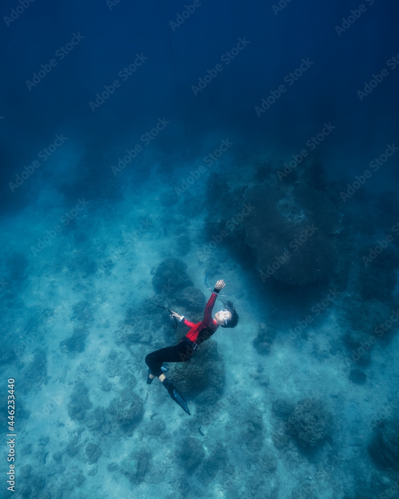 freediver with red top 