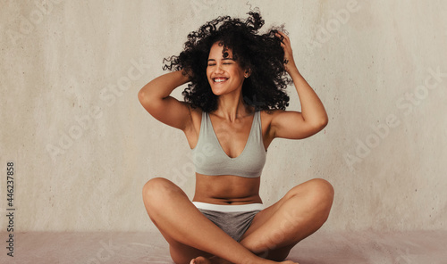 Fotografia Body positive female model feeling great in her natural body