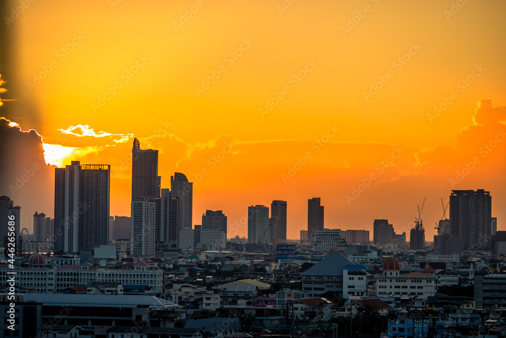 Obraz premium The high angle background of the city view with the secret light of the evening, blurring of night lights, showing the distribution of condominiums, dense homes in the capital community