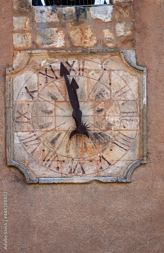 Uhr an der Kirche in Roussillon