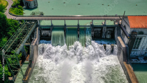 Offene Schleusen beim Wasserkraftwerk Mühleberg im Kanton Bern nach dem Hochwasser 2021, Schweiz