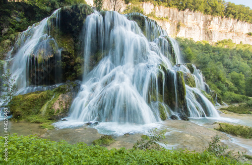 La cascade de Baume-les-Messieurs est une chute d eau du ruisseau du Dard  remarquable pour ses massifs de tuf  situ  e dans la commune de Baume-les-Messieurs dans le Jura.