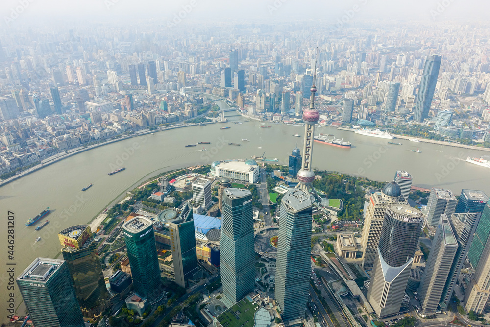 Fototapeta premium 中国 上海 高層ビル119階展望室からの眺め