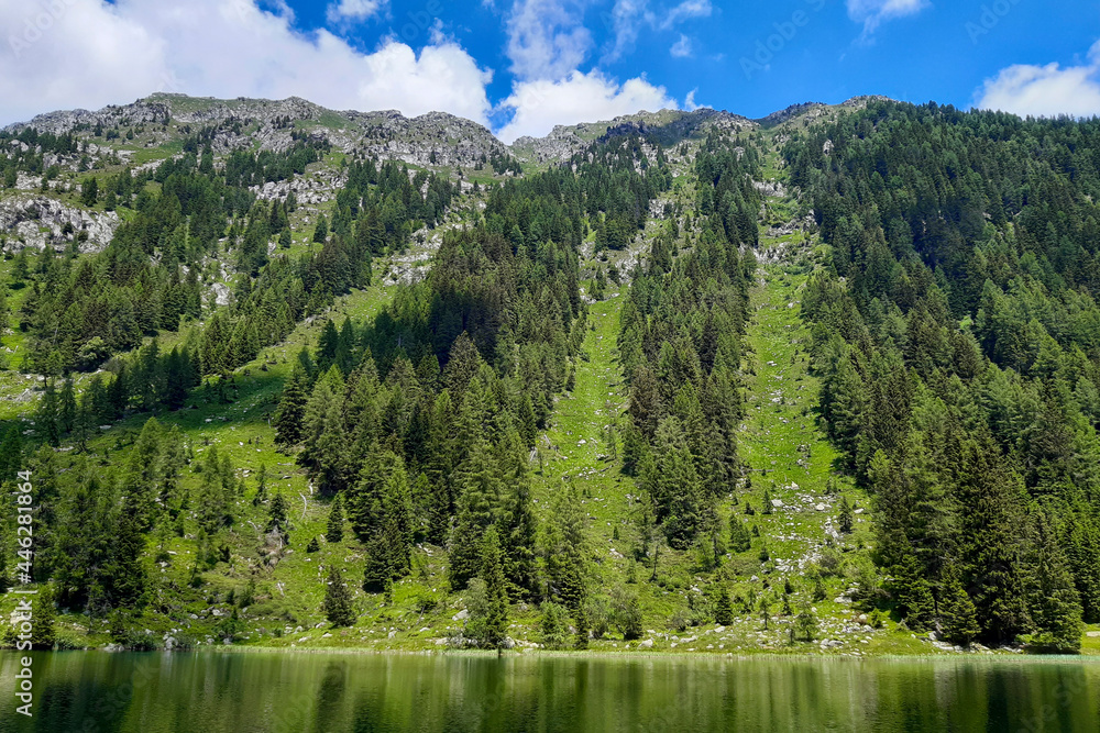 Bellissimo panorama delle montagne e del lago Nambino in Trentino, viaggi e paesaggi in Italia