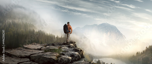 Wanderer in Berglandschaft genießt den Sonnenaufgang