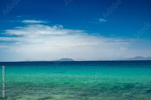 Fototapeta Naklejka Na Ścianę i Meble -  Ocean Atlantycki i wyspa Fuerteventura na  horyzoncie 