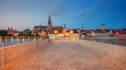 Obraz na płótnie Regensburg, Germany. Panoramic cityscape image of Regensburg, Germany with Old Stone Bridge over Danube River and St. Peter Cathedral at summer sunrise. w salonie