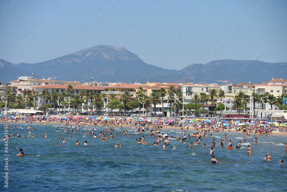 vacances loisir plage soleil été Espagne Salou Catalogne mer sable foule parasol