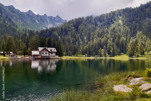 Rifugio e bellissimo panorama delle montagne dal sentiero del lago Nambino in Trentino, viaggi e paesaggi in Italia
