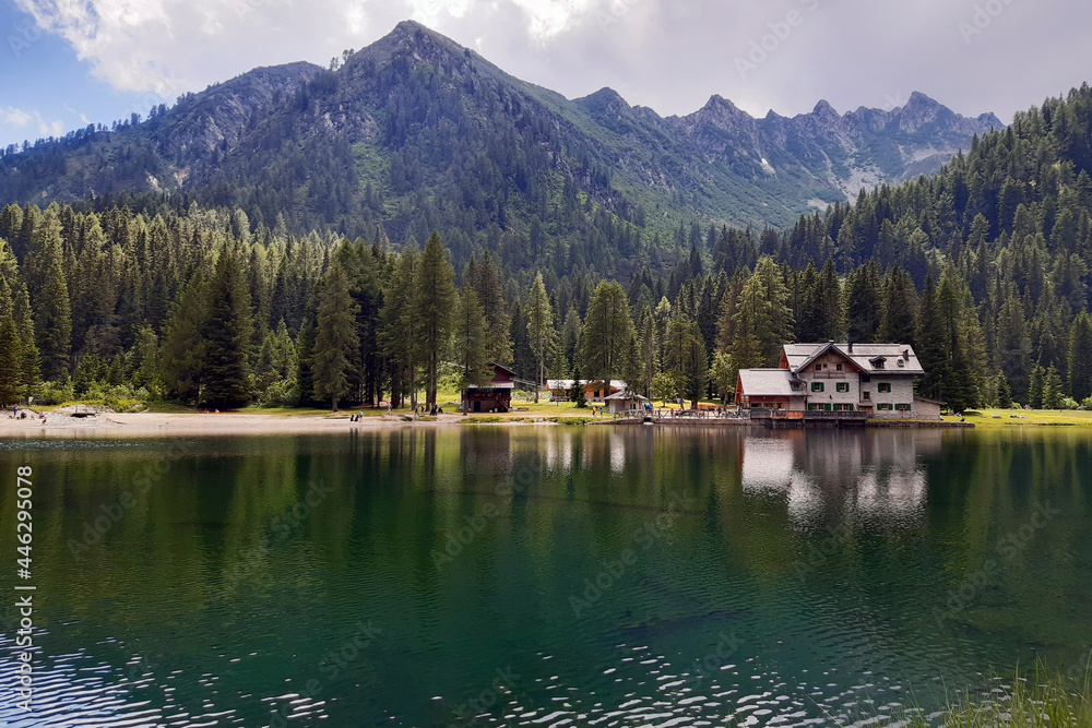 Rifugio e bellissimo panorama delle montagne dal sentiero del lago Nambino in Trentino, viaggi e paesaggi in Italia
