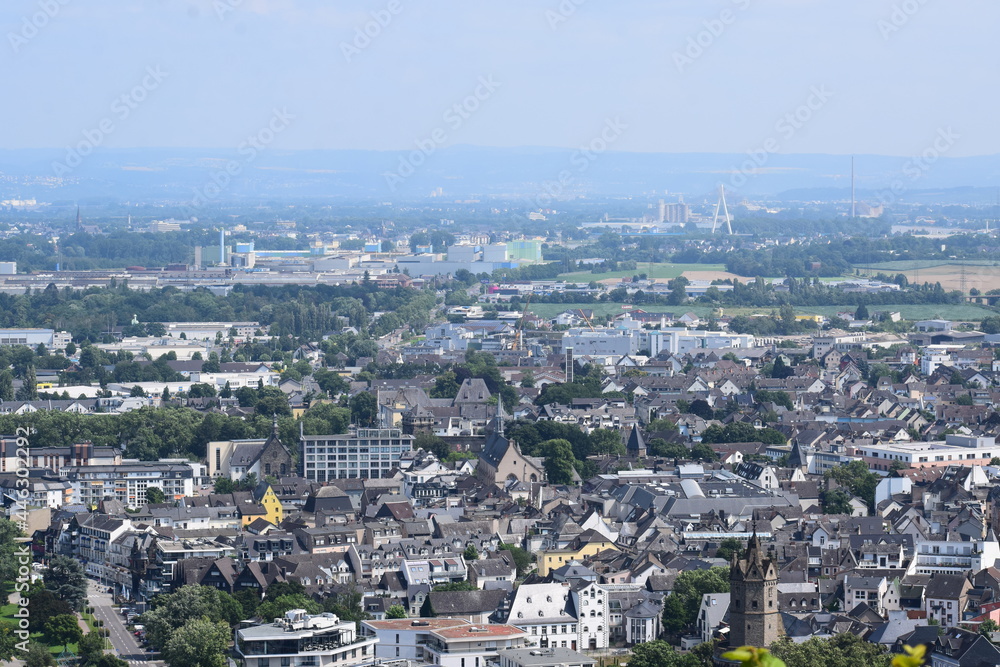 Blick über die Städte Andernach und Weißenthurm, mit Teilen von Neuwied im Hintergrund - urbanisierter Raum kleiner Städte