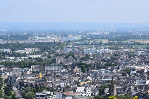 Blick über die Städte Andernach und Weißenthurm, mit Teilen von Neuwied im Hintergrund - urbanisierter Raum kleiner Städte