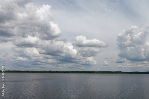 Niebo z chmurami nad zrbiornikiem retencyjnym wody pitnej © Miroslaw